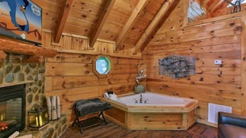 Een haardroger, handdoeken