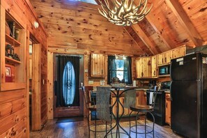 Fridge, microwave, oven, stovetop - Alone at Last | Sage Vacations (Pigeon Forge)
