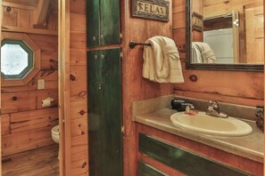 Shower, hair dryer, towels - Alone at Last | Sage Vacations (Pigeon Forge)