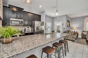 Fridge, microwave, oven, stovetop - Amazing 5 Bed with Splash Pool Townhome in Storey Lake (Kissimmee)