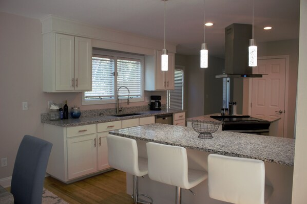 雪櫃、微波爐、焗爐、爐具