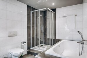 Baignoire, sèche-cheveux, serviettes fournies, savon