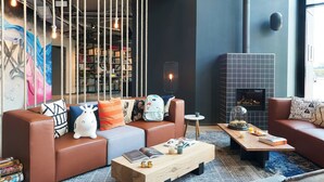 Un salon moderne avec des canapés en cuir, une table basse en bois et une cheminée.