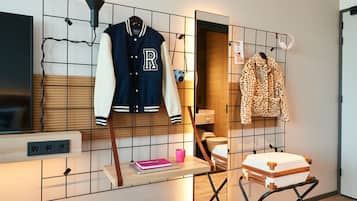 Een bureau, verduisterende gordijnen, geluiddichte muren