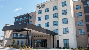 Een meerhoog hotel met een moderne gevel, een overdekte ingang en een bord dat aangeeft dat het een Marriott is.