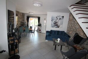 TV, fireplace, books - Villa Calma, recharge your body and mind  (Gabonjin)