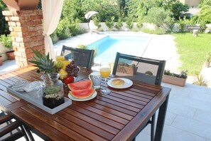 Outdoor dining - Villa Calma, recharge your body and mind  (Gabonjin)