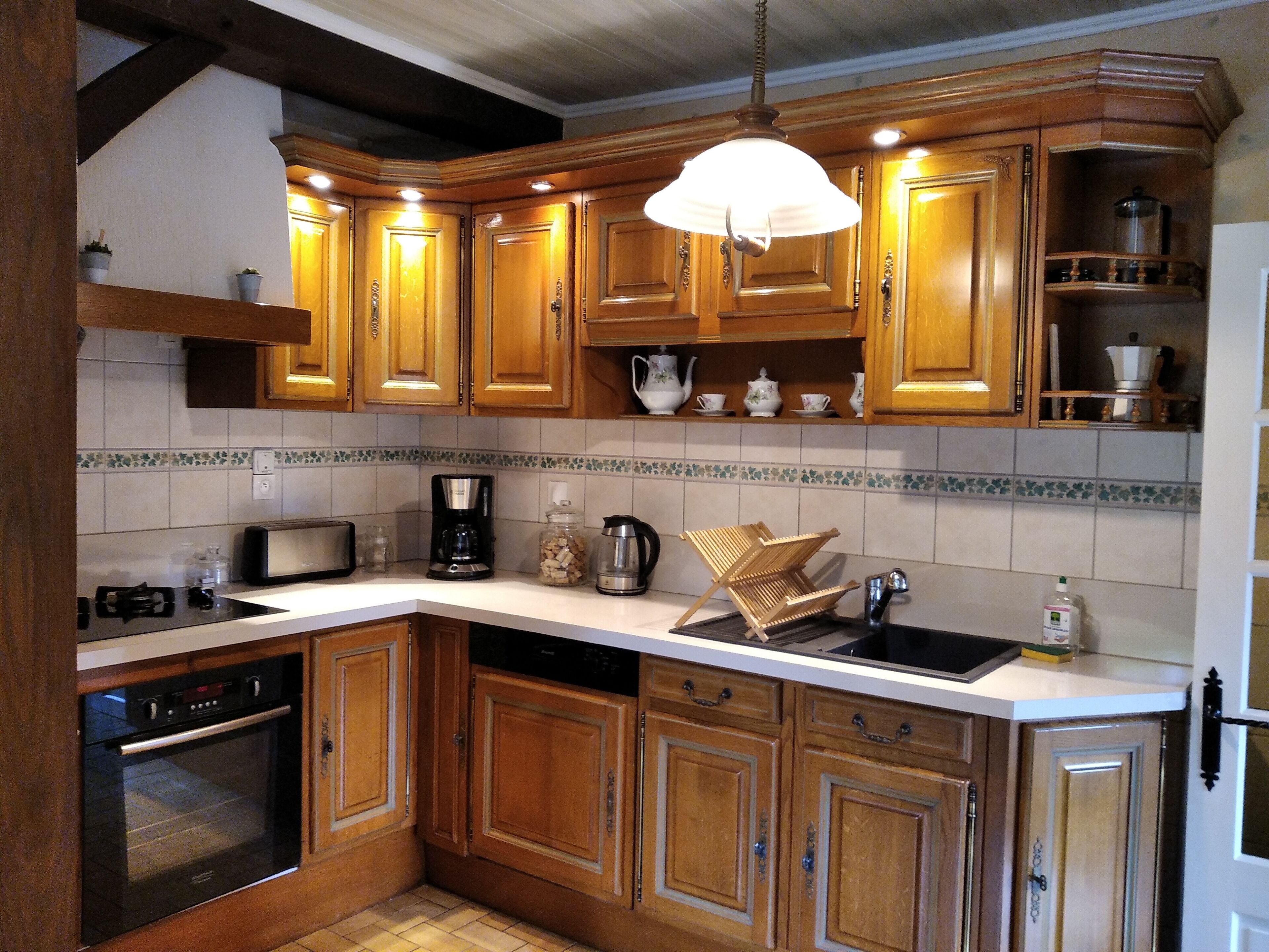 Kjøleskap, mikrobølgeovn, ovn og kokeplater