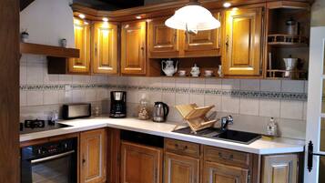 Kjøleskap, mikrobølgeovn, ovn og kokeplater