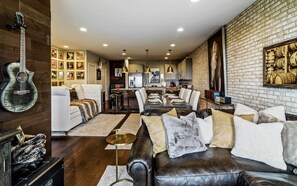 TV connectée, cheminée, livres, médiathèque