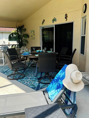 Outdoor dining - Lovely 4 bedroom villa sleeps 8. Sunny Private pool. (Davenport)