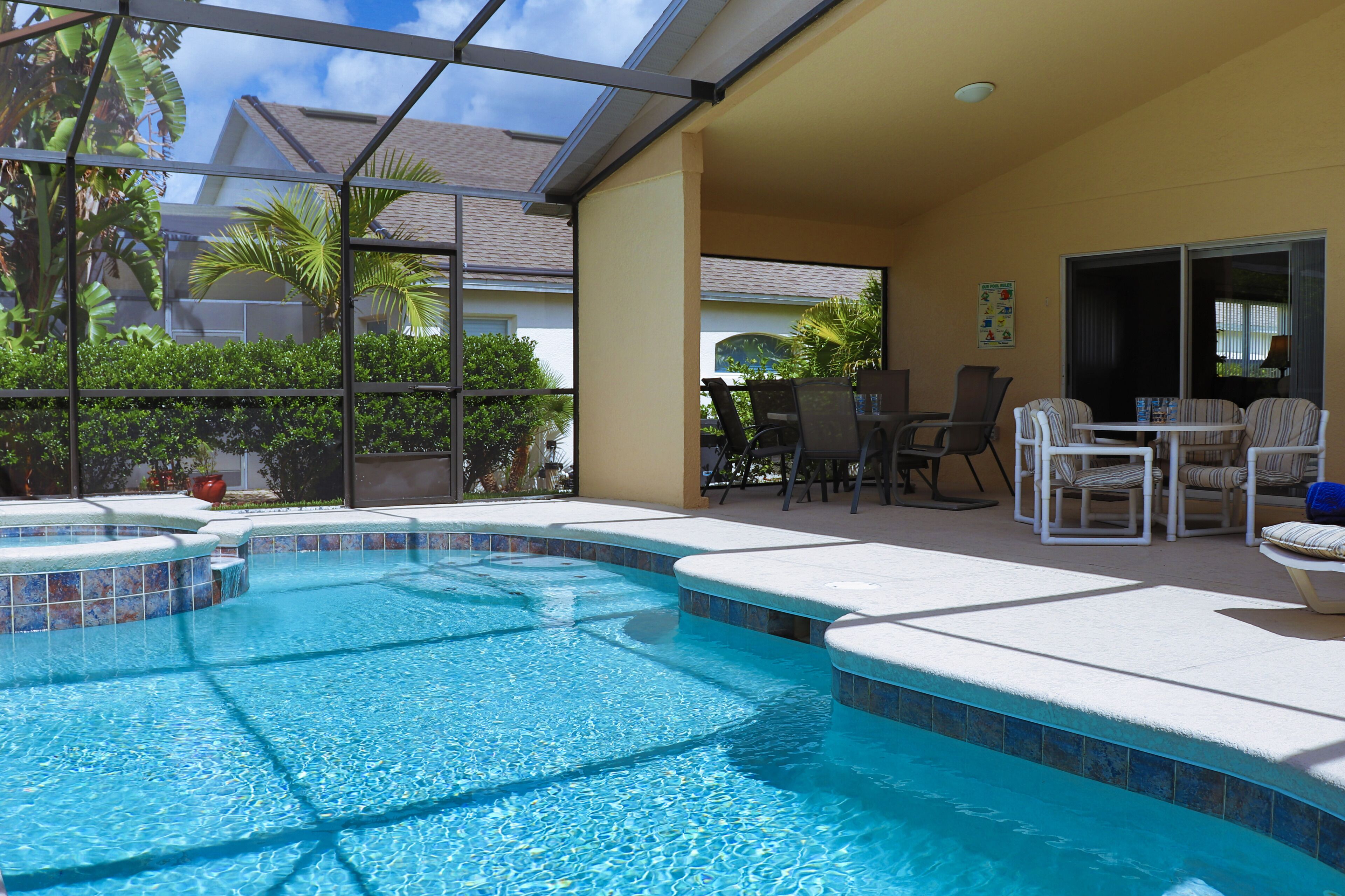 Lovely 4 bedroom villa sleeps 8. Sunny Private pool and No charge for pool heat.