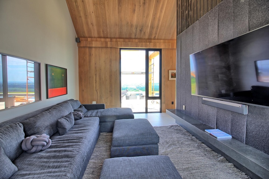 Absolutely Stunning Country Home In Creemore! Modern Elegance! Pool! Views! - Creemore