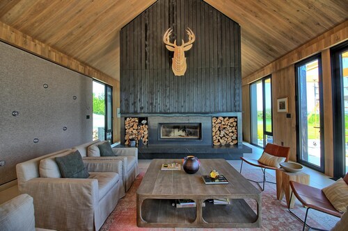 Absolutely Stunning Country Home in Creemore! Modern Elegance! Pool! Views!