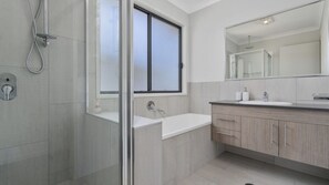 Shower, towels - FAMILY BEACH HOLIDAY HOUSE (WOORIM)