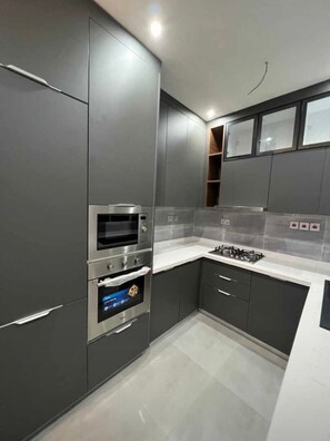 Frigorífico, microondas, horno y placa de cocina