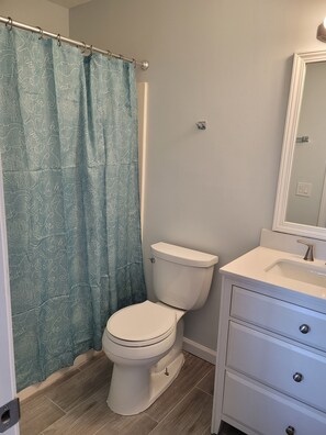 Badewanne, Haartrockner, Handtücher, Seife