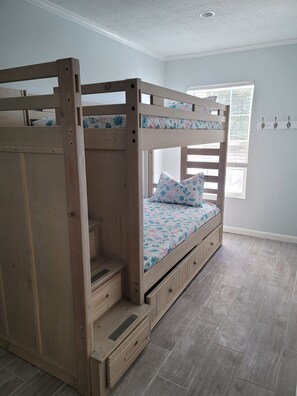 3 Schlafzimmer, Schreibtisch, Bügeleisen/Bügelbrett, kostenloses WLAN