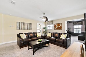 Casa, varias camas (1433RF- The Retreat at ChampionsGate) | Área de sala de estar