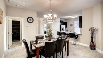 Huis, Meerdere bedden (4329AC - Solterra Resort) | Dineren