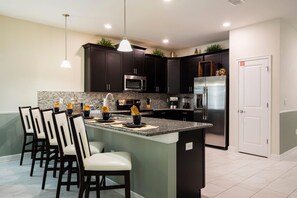 Hus - flera sängar (9048ST-The Retreat at Champions Gate) | Eget kök | Kylskåp, mikrovågsugn, spishäll och diskmaskin