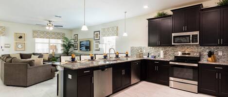 Huis, meerdere bedden (9048ST-The Retreat at Champions Gate) | Privékeuken | Een koelkast, een magnetron, een kookplaat, een vaatwasser