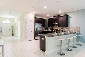 Talo, useita sänkyjä (9069HS- The Retreat at ChampionsGate) | Yksityinen keittiö | Jääkaappi, mikroaaltouuni, liesi, astianpesukone