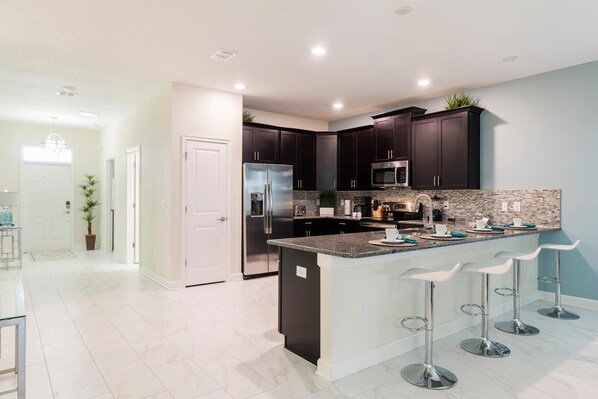 Hus - flera sängar (9069HS- The Retreat at ChampionsGate) | Eget kök | Kylskåp, mikrovågsugn, spishäll och diskmaskin