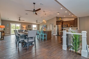 Dining - Near beach, includes golf cart , bikes , kayaks and pool , 5 stars. NCIC member (Captiva)