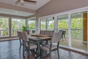Dining - Near beach, includes golf cart , bikes , kayaks and pool , 5 stars. NCIC member (Captiva)