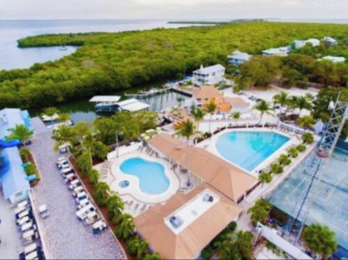 Near beach, includes golf cart , bikes , kayaks and pool , 5 stars. NCIC member