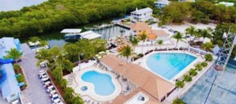 Near beach, includes golf cart , bikes , kayaks and pool , 5 stars. NCIC member