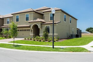 House, Multiple Beds (1300BW- Non Renting 5/1/2022 The Retr) | Exterior