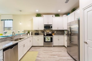 House, Multiple Beds (1300BW- Non Renting 5/1/2022 The Retr) | Private kitchen