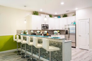 House, Multiple Beds (1300BW- Non Renting 5/1/2022 The Retr) | Private kitchen