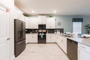 House, Multiple Beds (8910SID-The Retreat at ChampionsGate) | Private kitchen