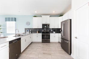 Villa, Multiple Beds (8906SID - The Retreat at ChampionsGat) | Private kitchen | Fridge, microwave, stovetop, dishwasher - 8906sid - The Retreat at Championsgate (Davenport)