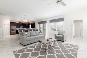 Huvila, useita sänkyjä (1668MVD - NON-RENTING 6-12-2022 The R) | Olohuone