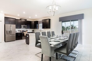 Villa, Plusieurs lits (1668MVD - NON-RENTING 6-12-2022 The R) | Cuisine privée | Un four