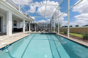 Huvila, useita sänkyjä (1668MVD - NON-RENTING 6-12-2022 The R) | Uima-allas | Ulkouima-allas