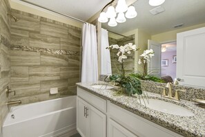 Apartamento, varias camas (1579MVD-The Retreat at Champions Gate) | Baño | Artículos de higiene personal gratuitos, secador de pelo y toallas