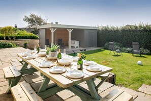 Outdoor dining - Sand Dollar: Luxury 5‑Bed Family Home with Garden in Rhosneigr | Managed by Anglesey Holiday Letting (Rhosneigr)