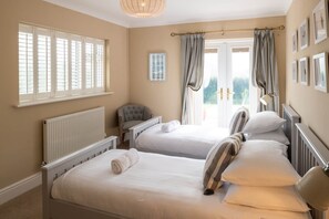 5 bedrooms, iron/ironing board, travel crib, free WiFi - Sand Dollar: Luxury 5‑Bed Family Home with Garden in Rhosneigr | Managed by Anglesey Holiday Letting (Rhosneigr)