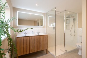 Bathtub, hair dryer, towels