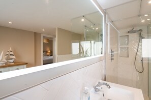 Bathtub, hair dryer, towels - Sand Dollar: Luxury 5‑Bed Family Home with Garden in Rhosneigr | Managed by Anglesey Holiday Letting (Rhosneigr)