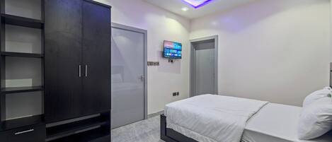 5 bedrooms, iron/ironing board, WiFi, bed sheets
