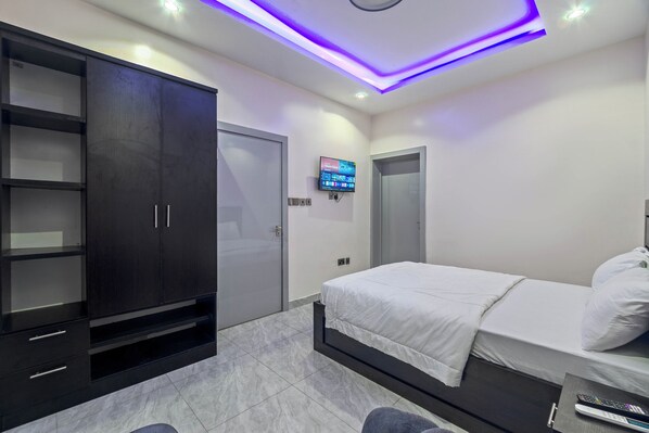 5 bedrooms, iron/ironing board, WiFi, bed sheets