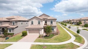Un quartier résidentiel avec des maisons modernes, une pelouse bien entretenue et un ciel dégagé.