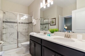 House, Multiple Beds (1559PW NON RENTING 8/15/21The Retreat) | Bathroom