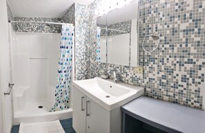 Dusche, Haartrockner, Handtücher, Seife